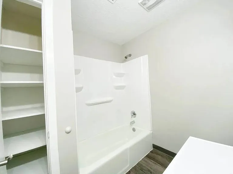 Fontainebleau Apartments — Photo 7