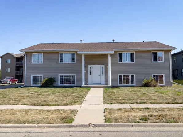 3633 Ravenwood Cir, Waterloo, IA 50702