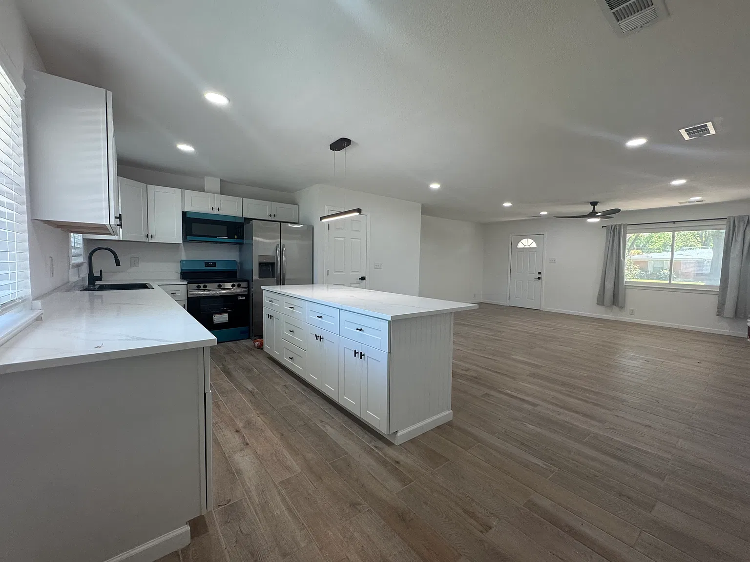 3 bed, 1342 sqft, $2,500 — Photo 2