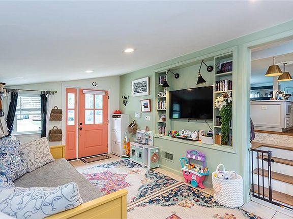 5th image of 3056 Vine Cir