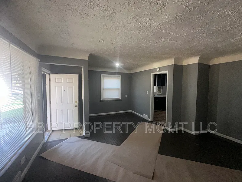 3 bed, 1.0 bath, 934 sqft, $1,200 — Photo 3