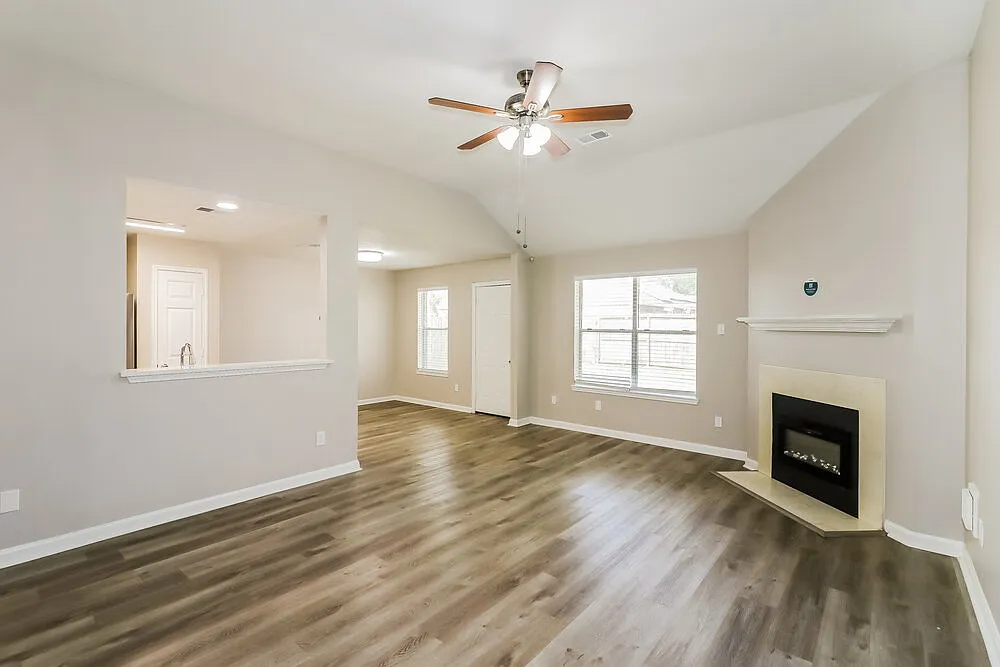 3 bed, 2.0 bath, 1576 sqft, $2,140 — Photo 4