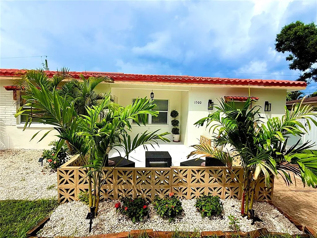 3 bed, 2.0 bath, 1270 sqft, $3,290 — Photo 2