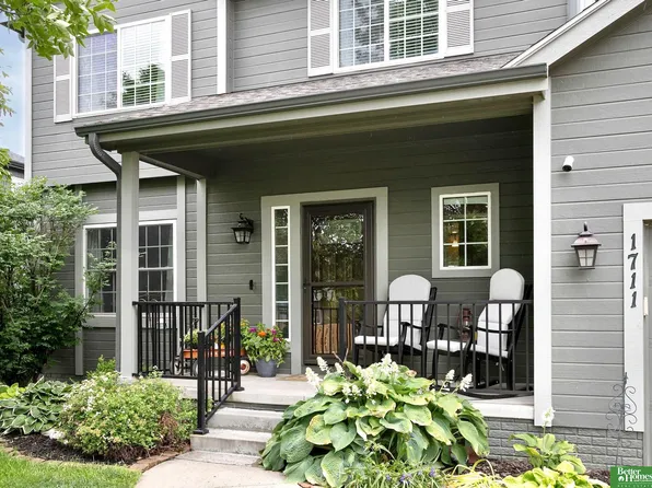 1711 Lakewood Dr, Papillion, NE 68046