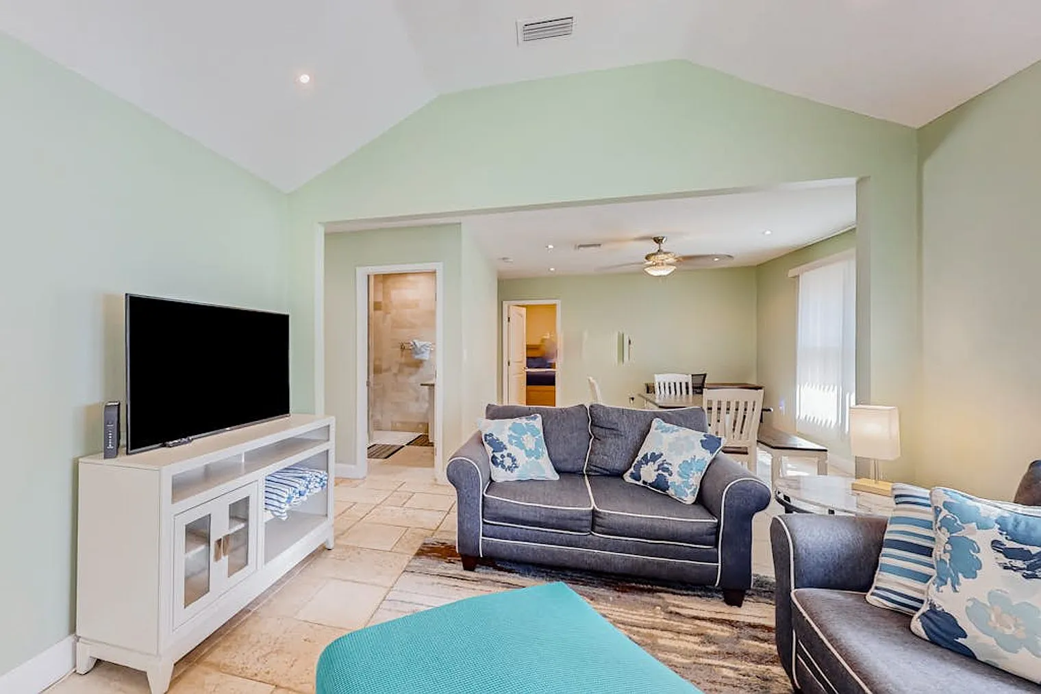 3 bed, 2.0 bath, 1259 sqft, $2,646 — Photo 3