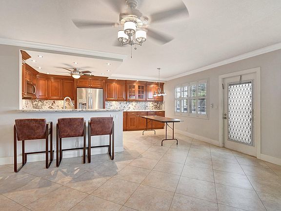 5th image of 2090 Oakridge U #2090