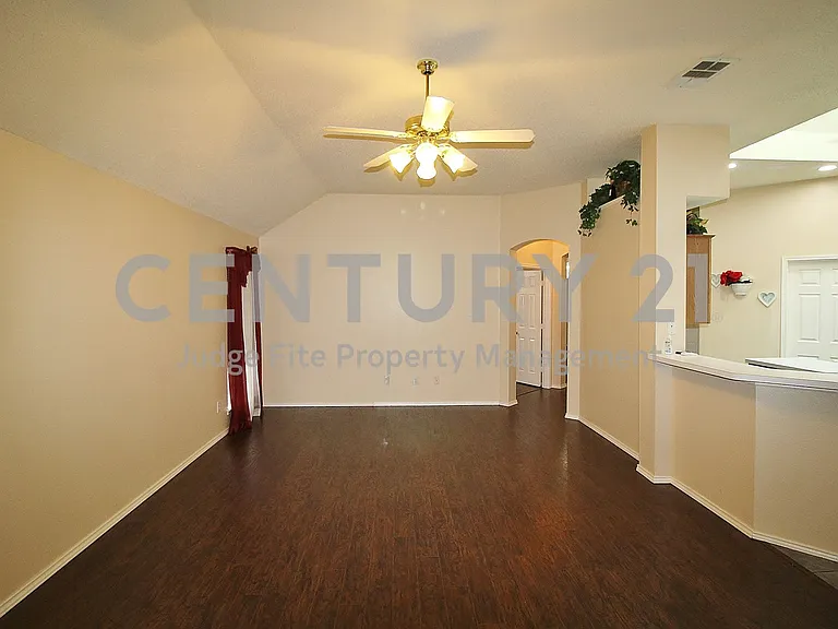 1507 Goodwin Dr — Photo 4