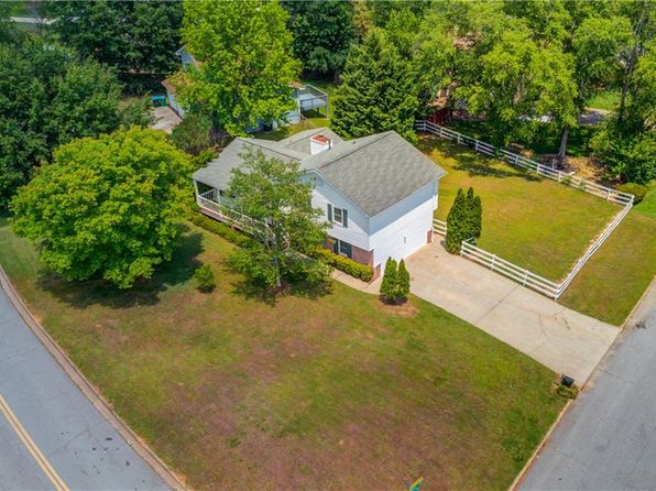 2584 Gravitt Rd, Duluth, GA 30096
