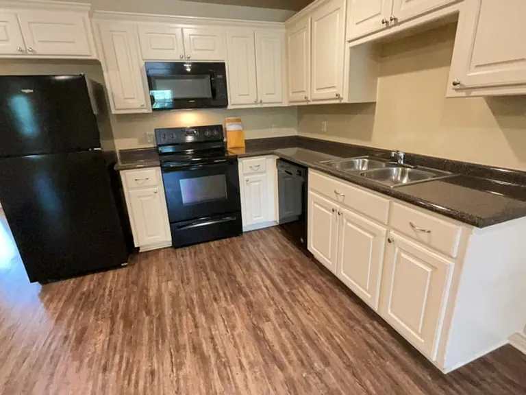 606 Rockdale St #202 — Photo 3