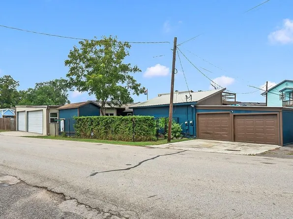 4415 W Bayshore Dr, Bacliff, TX 77518