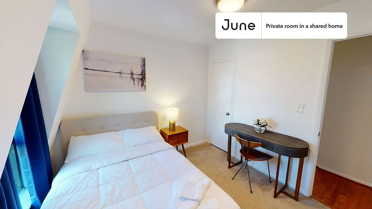 Full bedroom in 5 bed/2 bath home in Logan Circle #416 2C — Photo 2