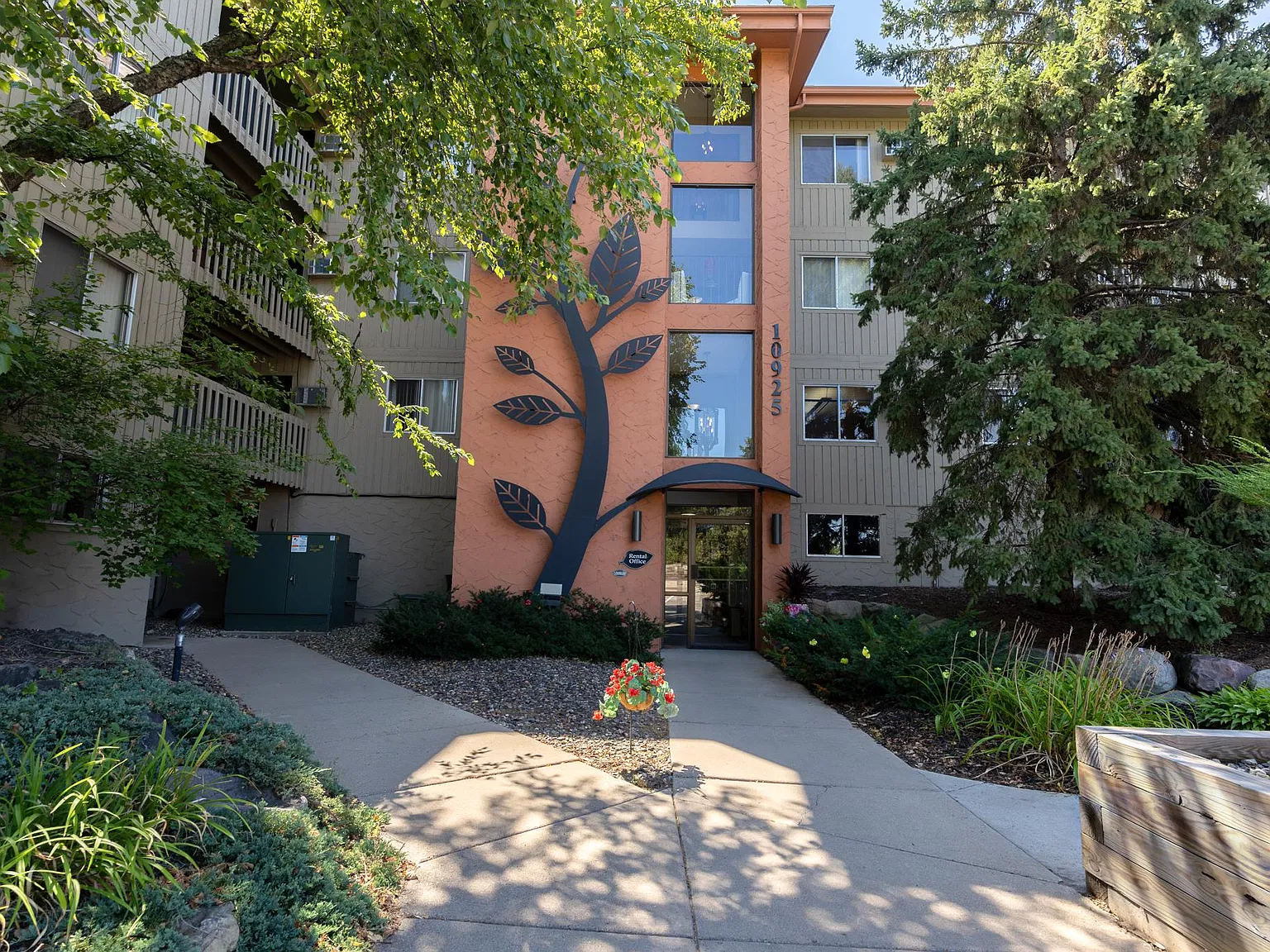 Wilshire Wood — Photo 2