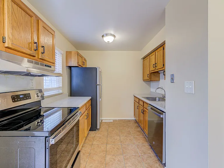1090-1108 N Hanley Rd — Photo 11