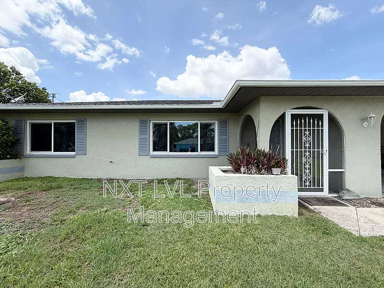 205 SE 18th St — Photo 2