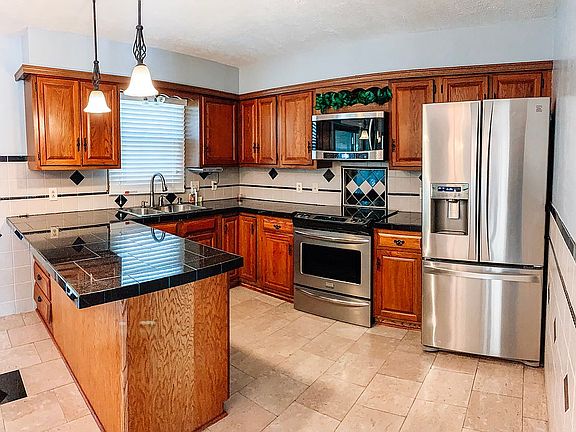 2nd image of 1207 Louise Ln