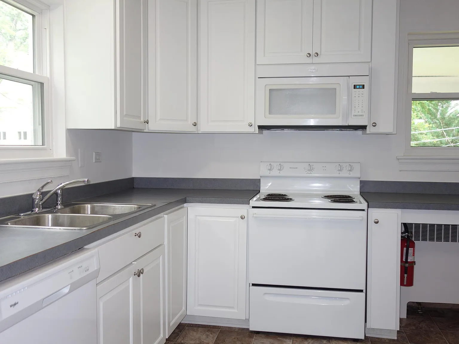 4 bed, 2.5 bath, 1728 sqft, $2,650 — Photo 2