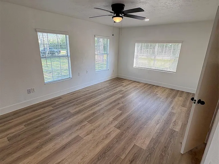 502 Independence St — Photo 9