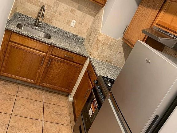 2nd image of 400-418 W Walnut Ln #404-4