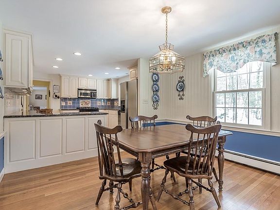 4th image of 17 Kathleen Dr