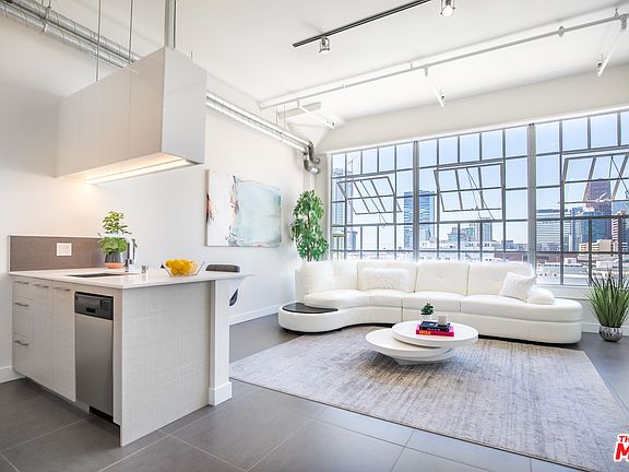 4th image of 939 S Broadway #412
