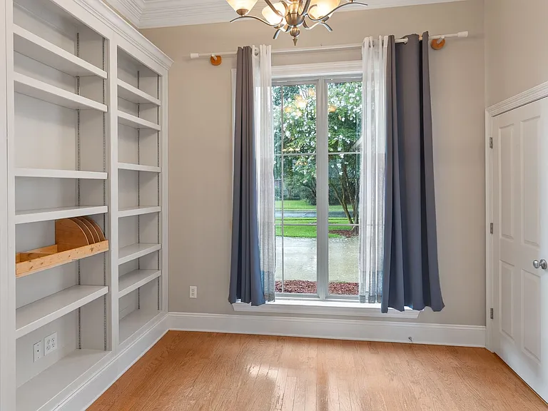 10741 Hillmont Ave — Photo 5