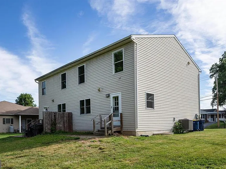 1041 Oberlin Rd — Photo 7