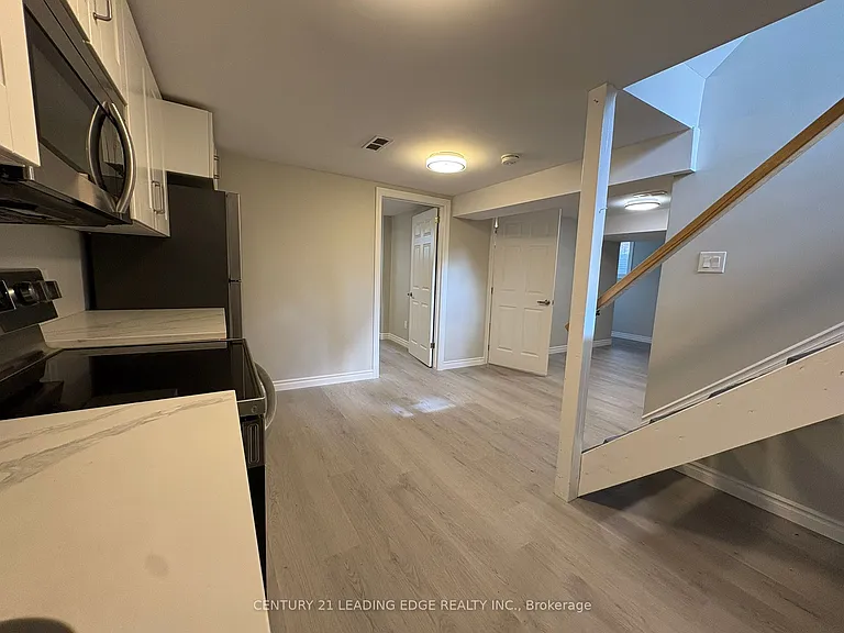 22 Greenwood Ave #LOWER — Photo 4