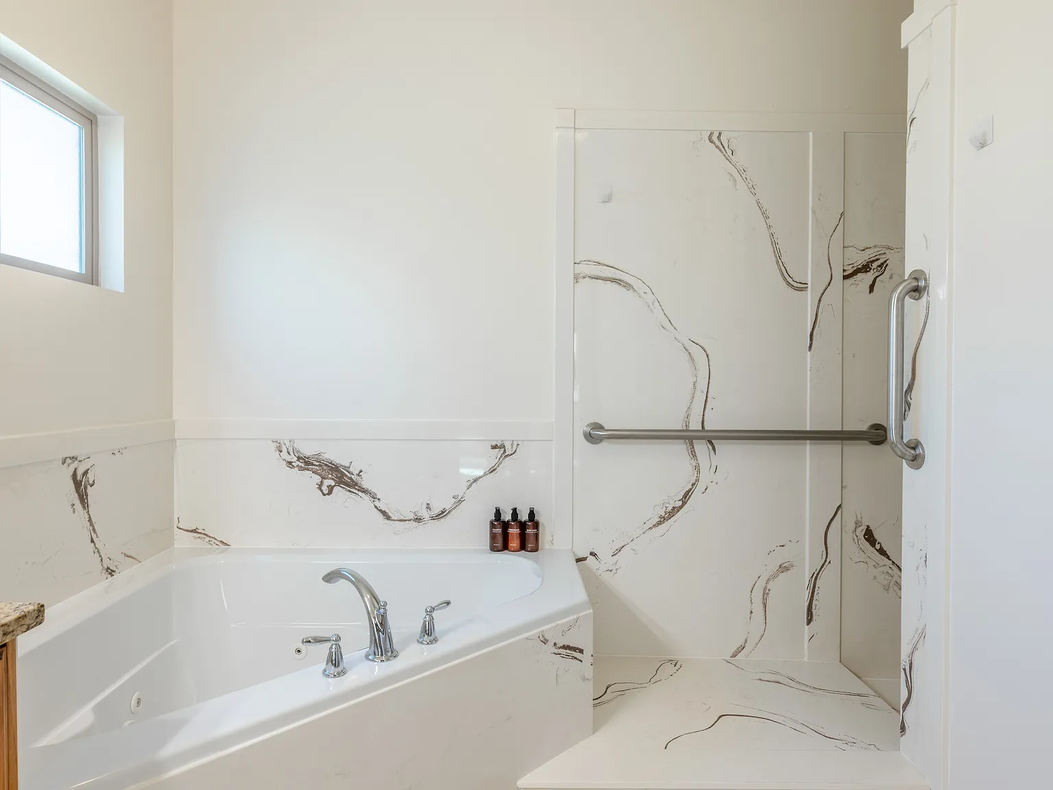 2 bed, 3327 sqft, $3,200 — Photo 2