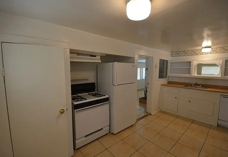 1146 Warner St — Photo 9