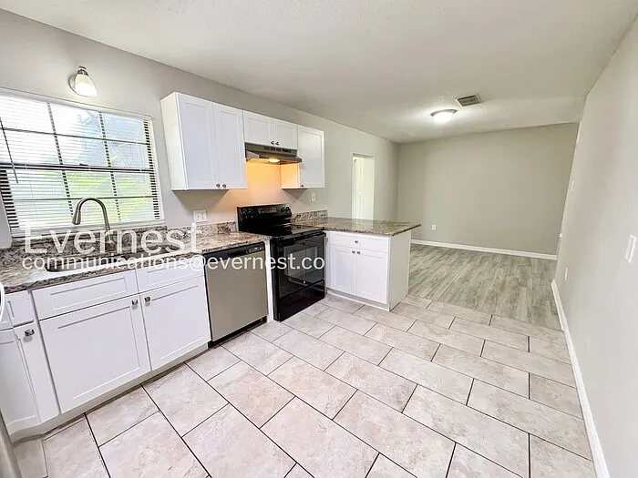 2112 Wolf Rd — Photo 4