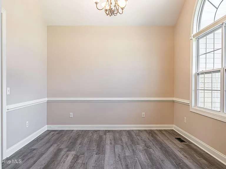 11 Victoria Dr — Photo 13