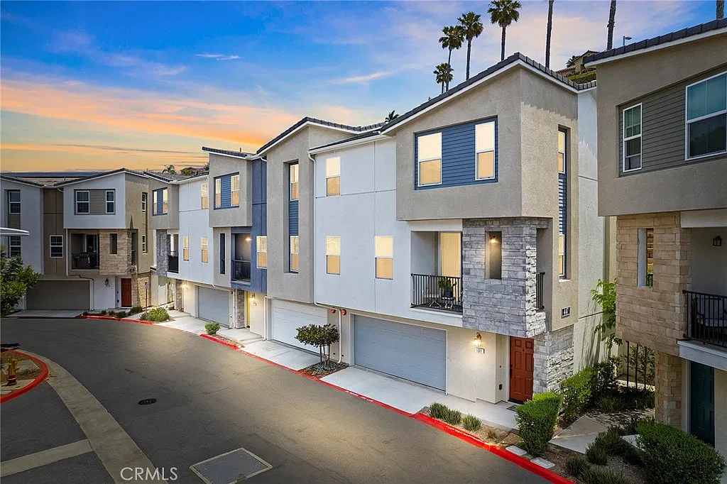 3 bed, 2.5 bath, 1455 sqft, $3,995 — Photo 1
