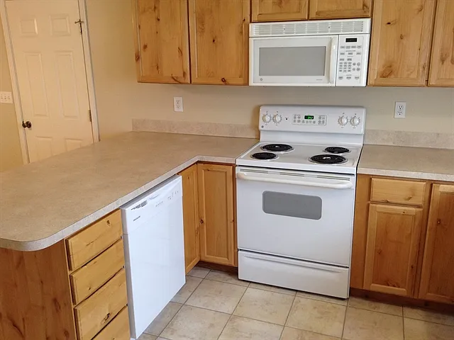 6 bed, 3.0 bath, 2400 sqft, $2,745 — Photo 3