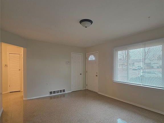 4th image of 9808 Lorna Ln