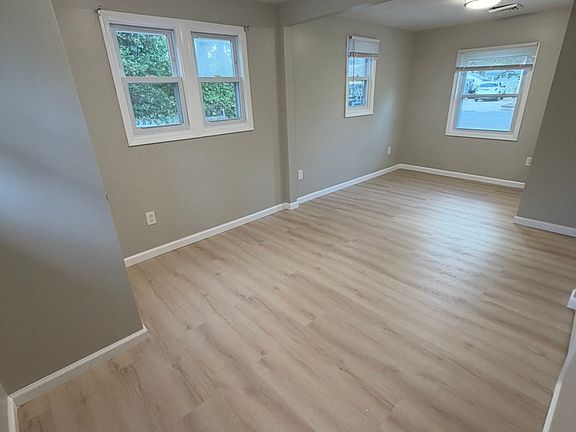 3rd image of 12 Starboard Way