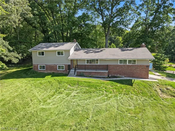 11121 Lafayette Dr NW, Canal Fulton, OH 44614