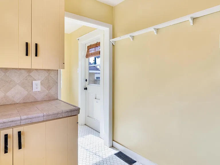 606 Cypress Cir — Photo 11