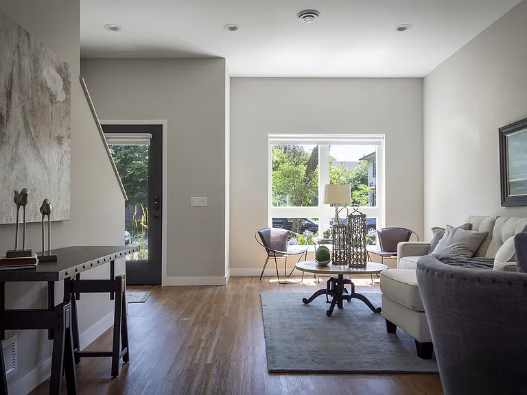 207 24th Ave NE #4 — Photo 35