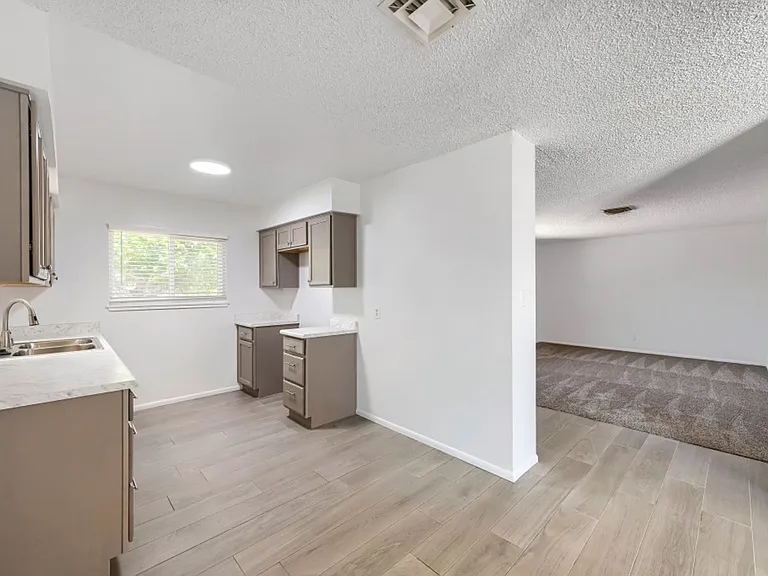 823 Center St — Photo 12
