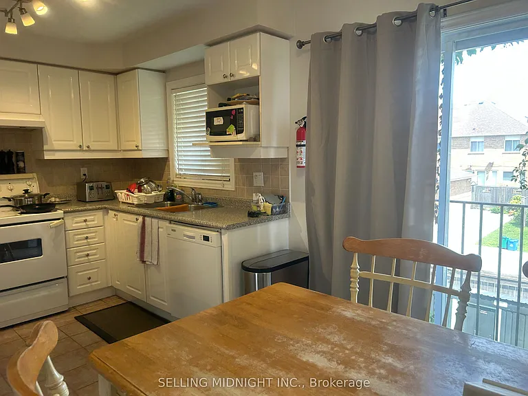2413 Ravinebrook Cres — Photo 7