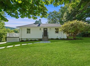 52 Red Oak Ln, Mount Kisco, NY 10549