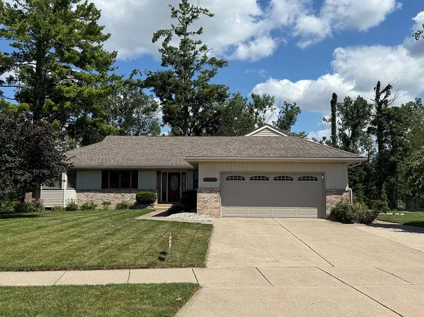 11840 Woodspointe Dr, Grand Ledge, MI 48837