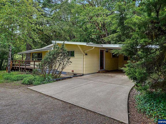 4th image of 1014 NW Alder Creek Dr