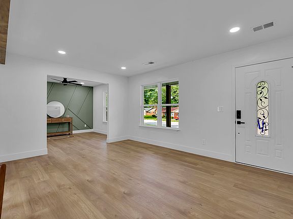 5th image of 208 Seven Oaks Ln