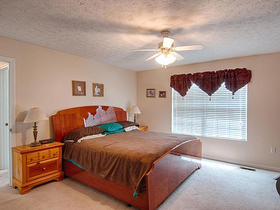 5th image of 831 Bridle Ct