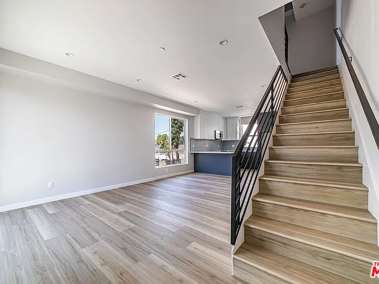 6702 Balboa Blvd #1 — Photo 9