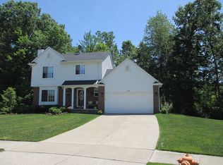 215 Cove View Ct, Waterford, MI 48327