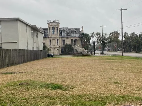 1628 Sealy St, Galveston, TX 77550