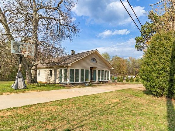 3rd image of 3801 Oak Ridge Rd