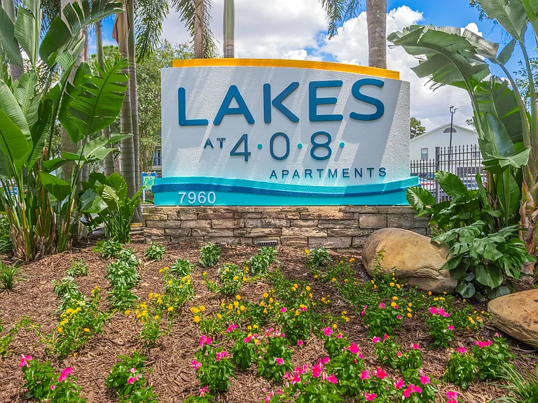Lakes at 408 — Photo 17